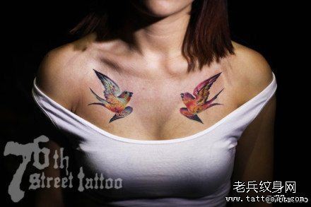 女人胸前精美潮流的小燕子纹身图片