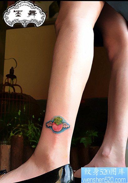 女人脚踝处一幅小番茄纹身图片