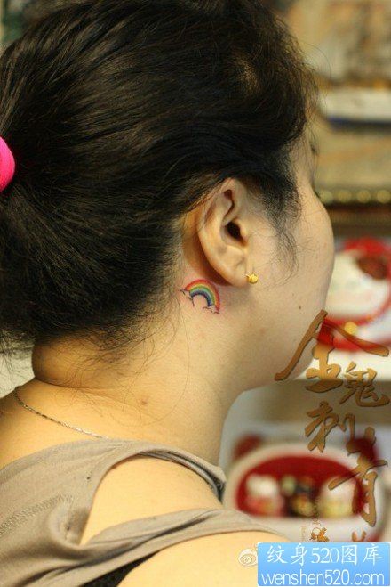 女人耳部时尚潮流的小彩虹纹身图片