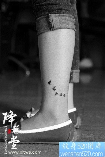 腿部时尚小巧的小鸟纹身图片