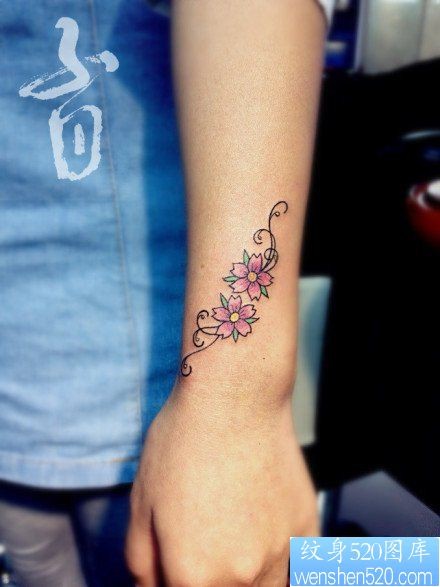 女人手腕小巧的樱花纹身图片