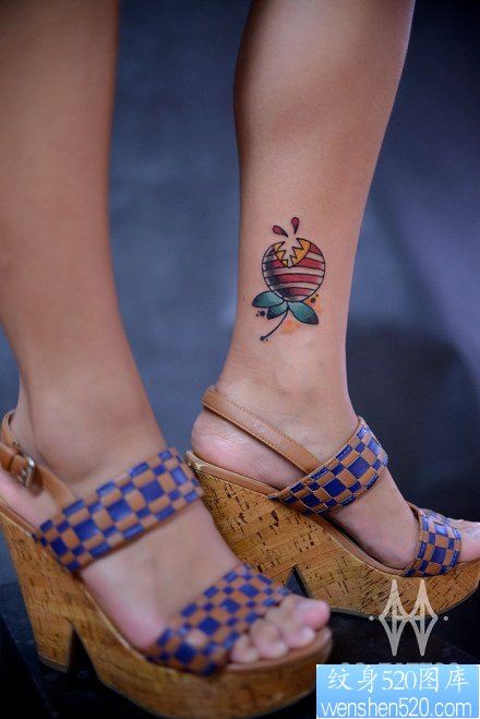 女人脚踝处小巧的棒棒糖食人花纹身图片