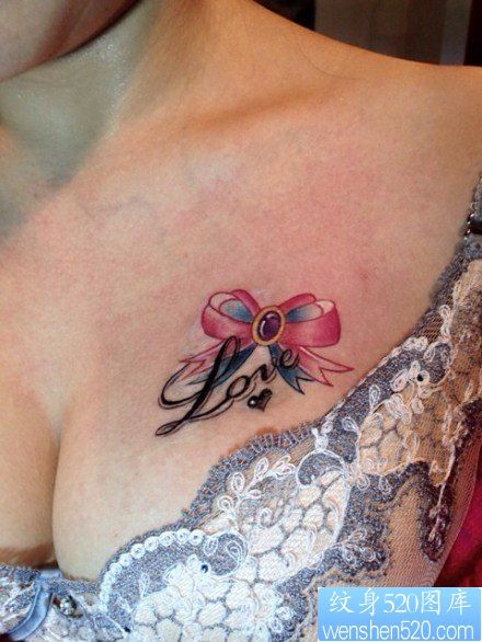 美女胸部精美的蝴蝶结与字母纹身图片