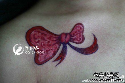 女人锁骨小巧潮流的蝴蝶结纹身图片
