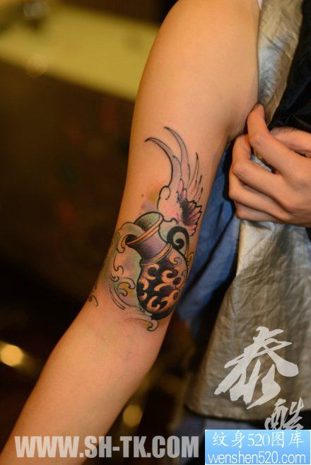 女人手臂一幅小水瓶与翅膀纹身图片