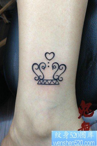 女人小腿小巧潮流的皇冠纹身图片