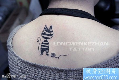 女人后背可爱经典的图腾猫咪纹身图片