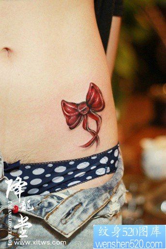 美女胯部小巧潮流的蝴蝶结纹身图片