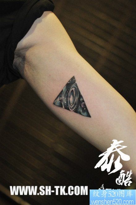 手臂内侧时尚精美的星空三角纹身图片