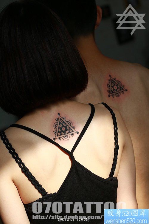 情侣后背上一幅个性三角形纹身图片