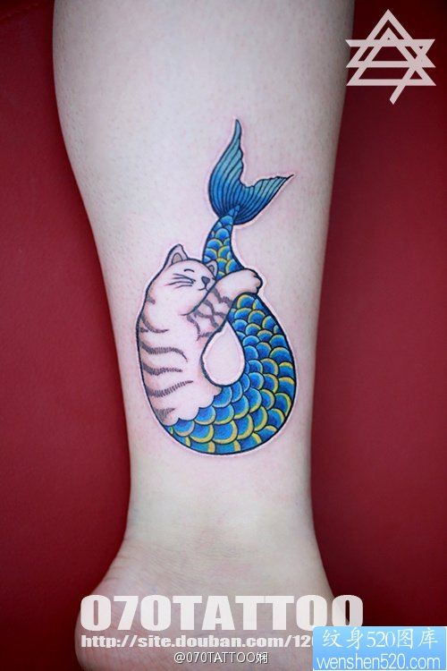 脚踝上一幅个性的美人鱼纹身图片