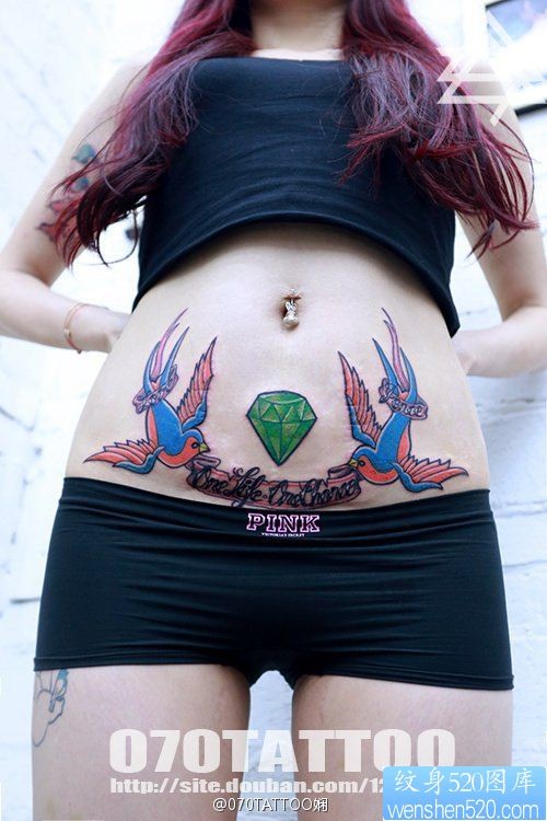 霸气妹子腹部一幅潮流燕子纹身图片