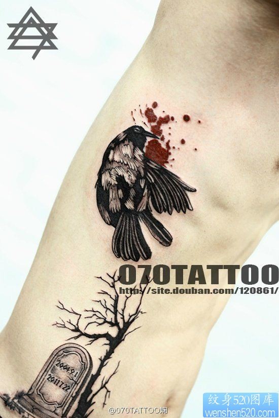 侧腰上一幅个性乌鸦纹身图片