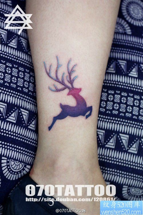 脚踝上一幅漂亮潮流的鹿纹身图片