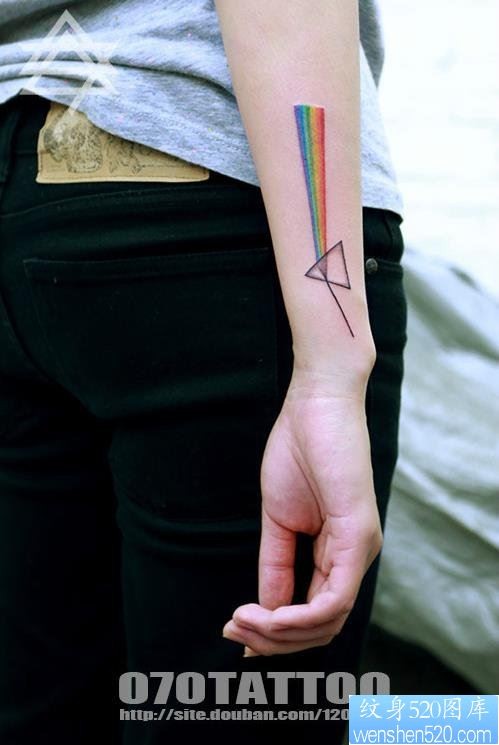 一幅潮流个性的三角形纹身图片