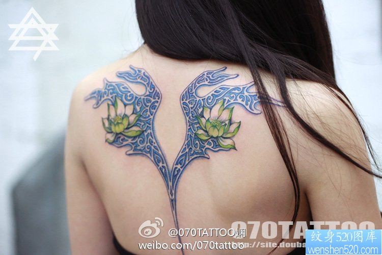 美女后背一幅精致潮流的莲花纹身图片