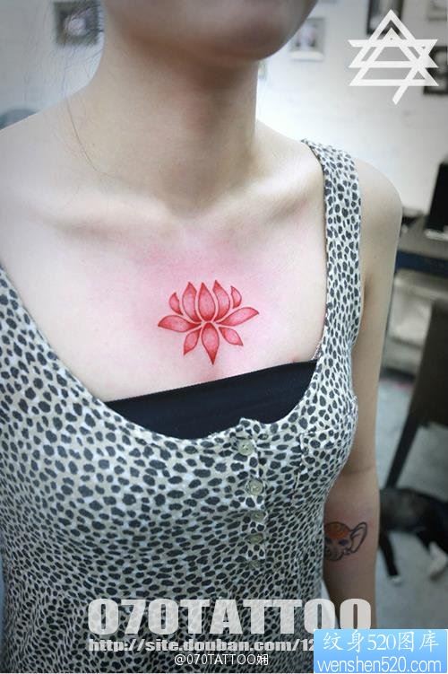 美女胸口一幅红色莲花纹身图片