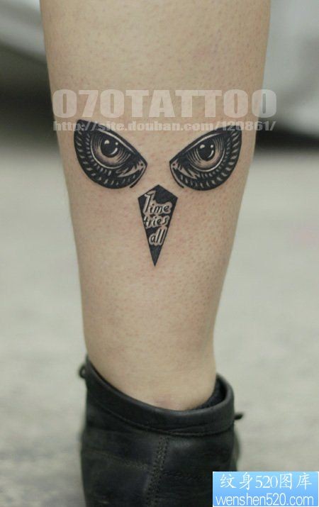 小腿上一幅个性的猫头鹰纹身图片