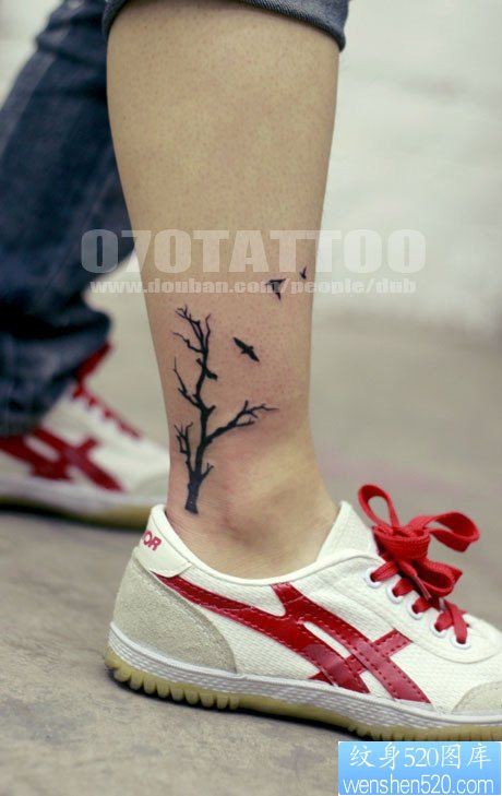 脚踝上的一幅树纹身图片