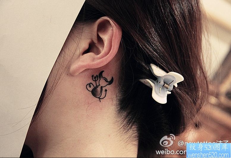 一幅小清新耳后纹身图片由纹身520图库推荐