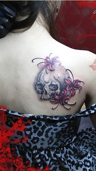 女士背部漂亮的立体骷髅花纹身图案