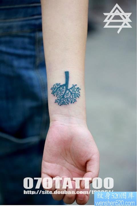 手腕上一幅精致的树纹身图片