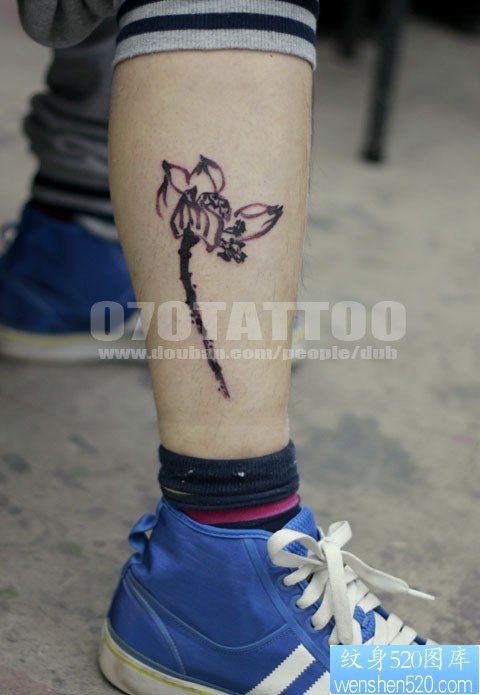 一幅脚踝处的水墨莲花纹身图片