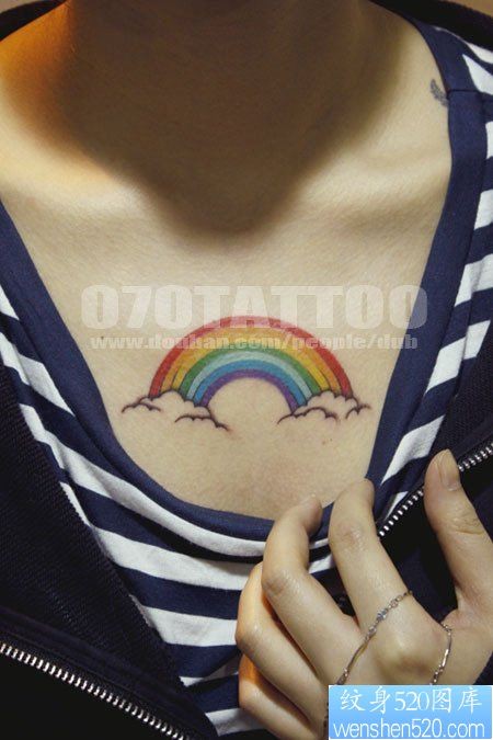 推荐美女胸口一幅彩虹纹身图片