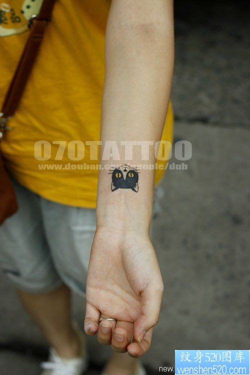 手腕上一幅精致黑猫咪纹身图片