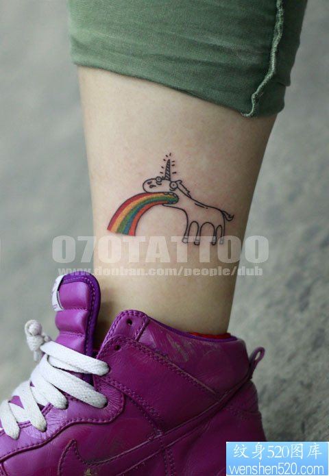 一幅潮流个性的彩虹纹身图片