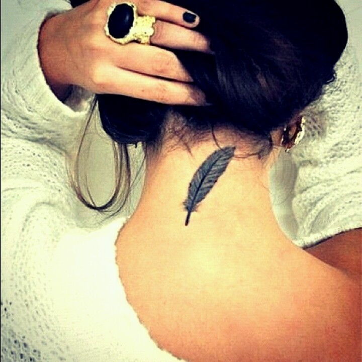 女性颈部漂亮的羽毛纹身