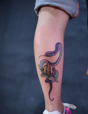 小腿部一条彩色的蛇纹身