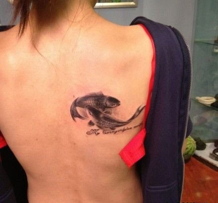 女性背部水墨鱼纹身