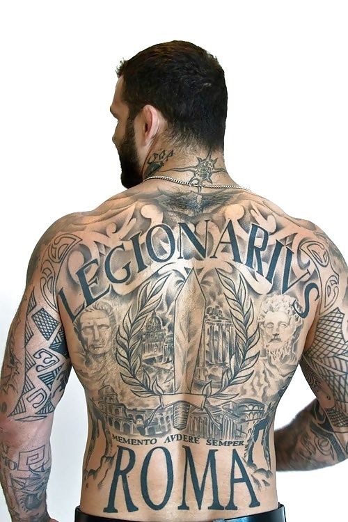 男士后背大气的纹身，含英文字母
