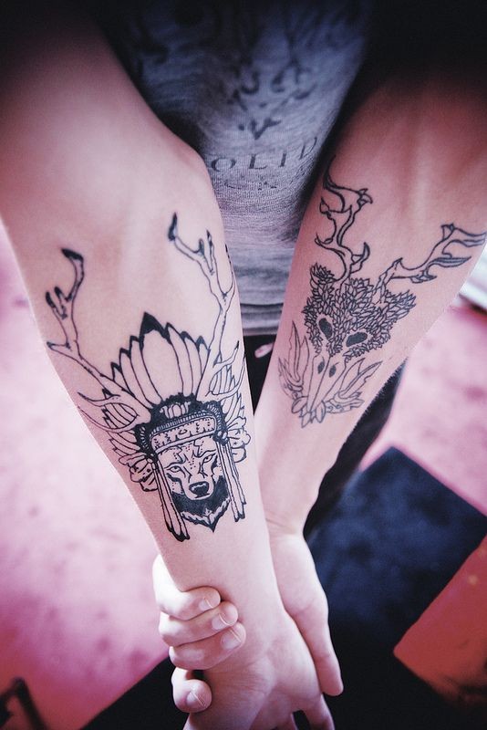 情侣手臂上的梅花鹿纹身图案