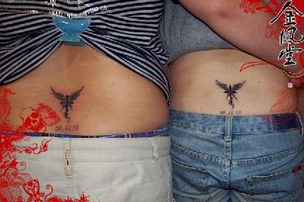 情侣纹身图片：情侣后腰翅膀十字架纹身图片