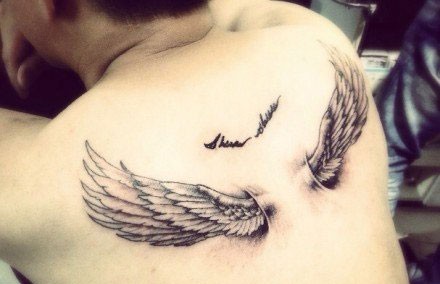 背部漂亮的天使翅膀纹身