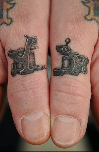 手指上简单漂亮的字母纹身