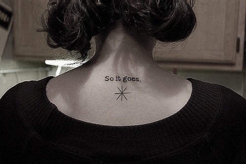 女性颈部英文字符时尚刺青
