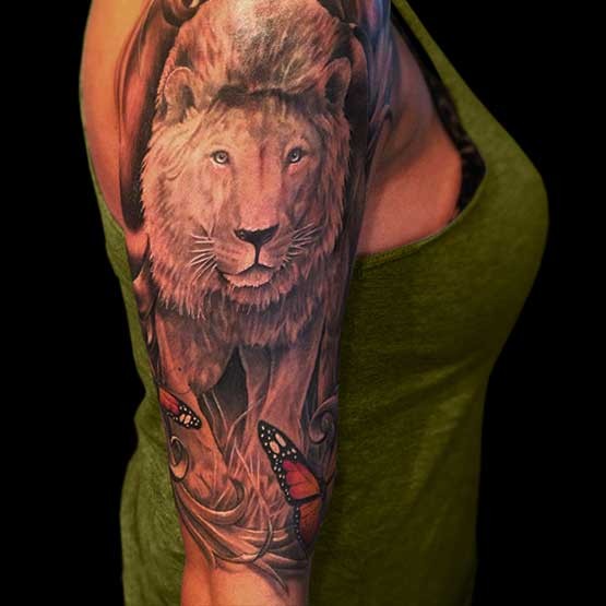 大臂上霸气的狮子纹身