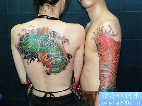 一幅情侣鲤鱼纹身图片