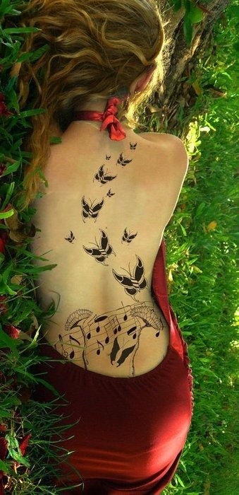 女性背部音符和花朵纹身