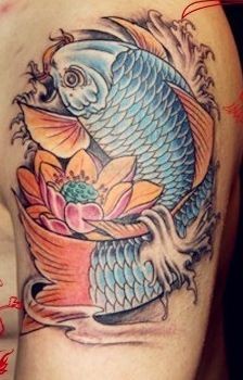 手臂上漂亮的鲤鱼纹身