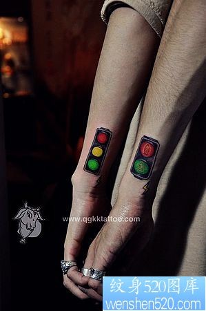 另类潮流的情侣纹身：手臂情侣红绿灯纹身图片