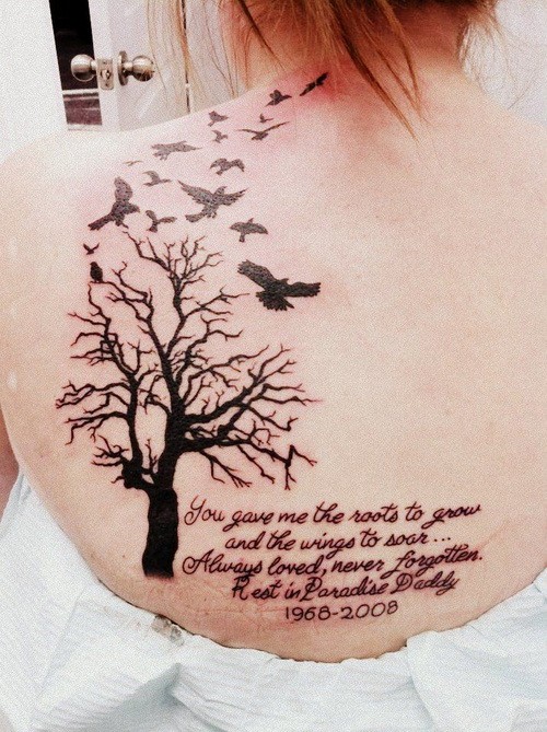 背部漂亮的大树小鸟英文纹身