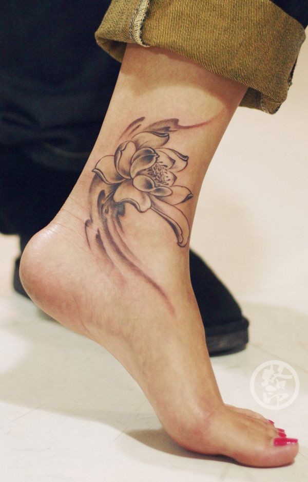脚踝上漂亮的莲花纹身