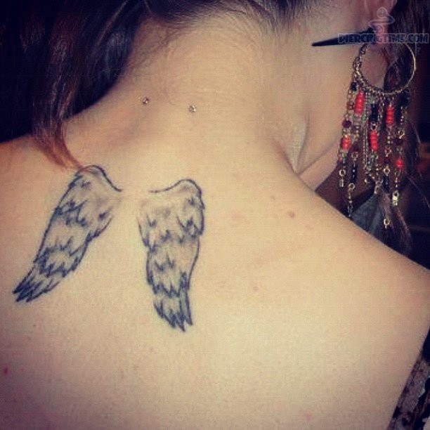 女孩子后背小巧的翅膀纹身