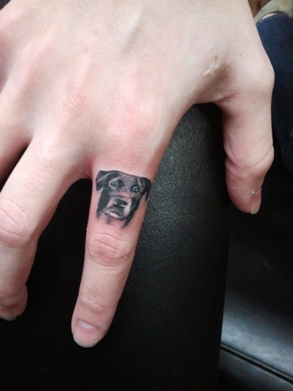 手指漂亮的小狗头像纹身