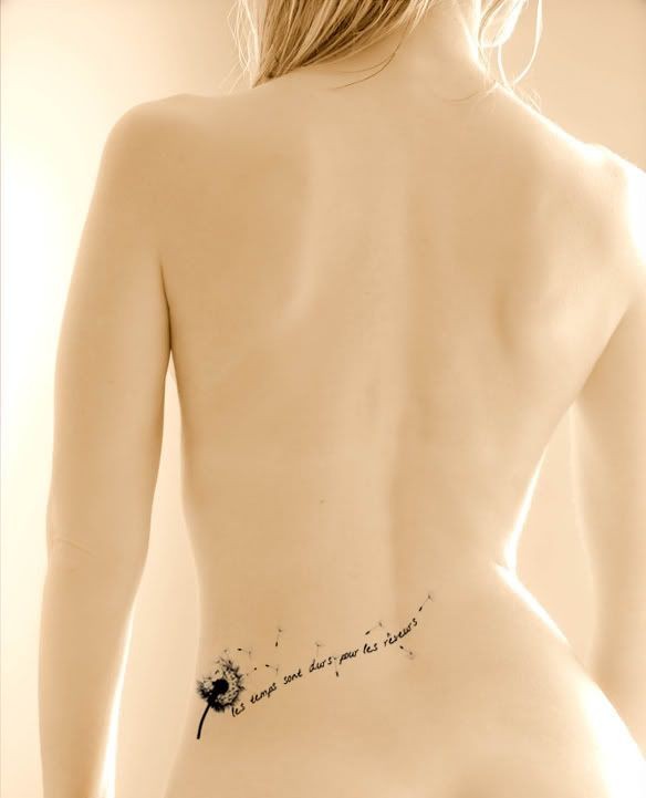 女性腰部漂亮的蒲公英纹身