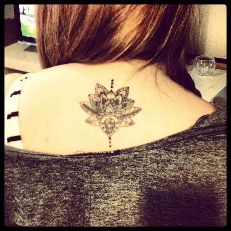 背部漂亮的莲花纹身